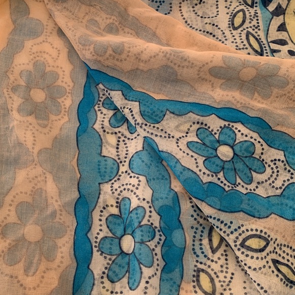 Lightweight scarf - Picture 6 of 8